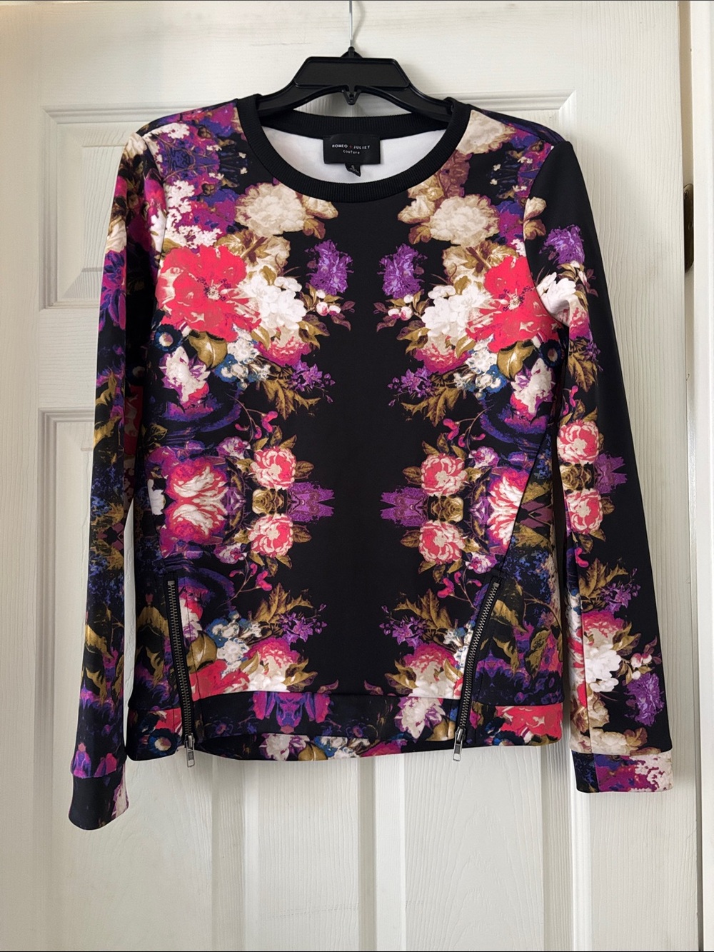 Romeo & Juliet Couture Black Floral Zip-Accent Top